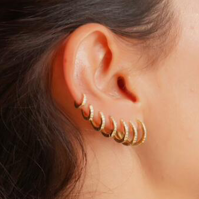 Tęcza CZ Huggies Hoop kolczyki – Helix Cartilage Ring recenzja i cena