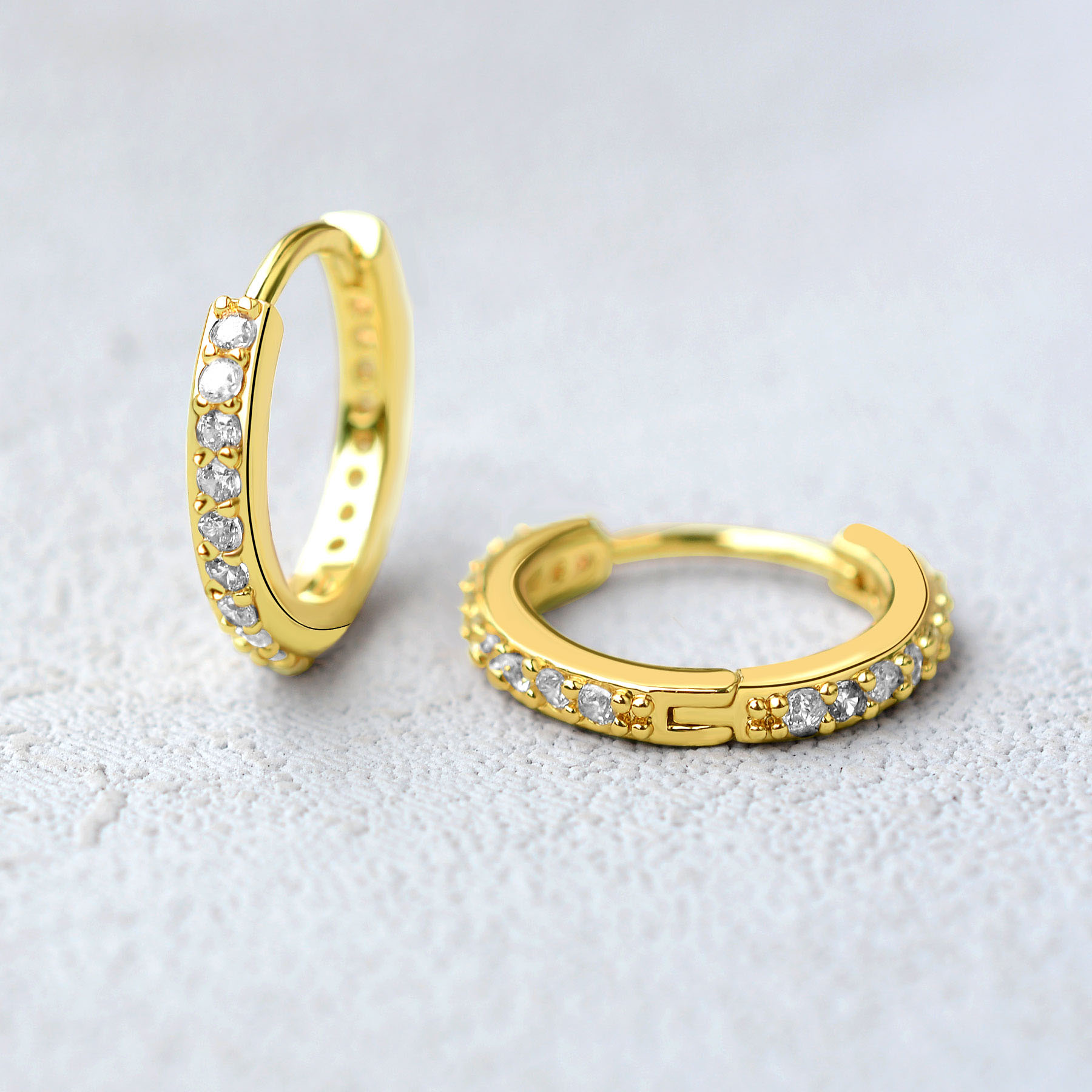 Tęcza CZ Huggies Hoop kolczyki – Helix Cartilage Ring recenzja i cena
