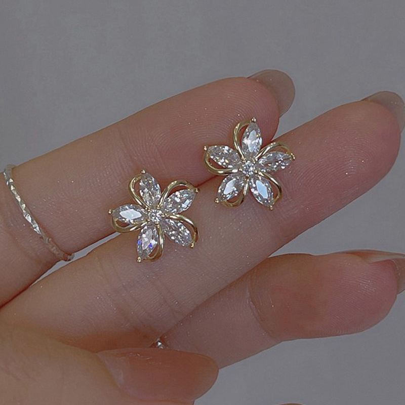 Delikatne kolczyki w kształcie – Helix Cartilage Ring recenzja i cena